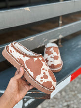 Load image into Gallery viewer, Cow Print Slippers
