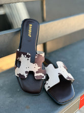 Load image into Gallery viewer, Cowprint Sandals
