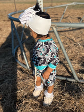 Load image into Gallery viewer, Cowprint Concho Set
