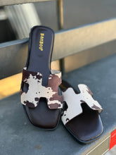 Load image into Gallery viewer, Cowprint Sandals
