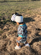 Load image into Gallery viewer, Cowprint Concho Set
