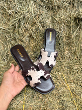 Load image into Gallery viewer, Cowprint Sandals
